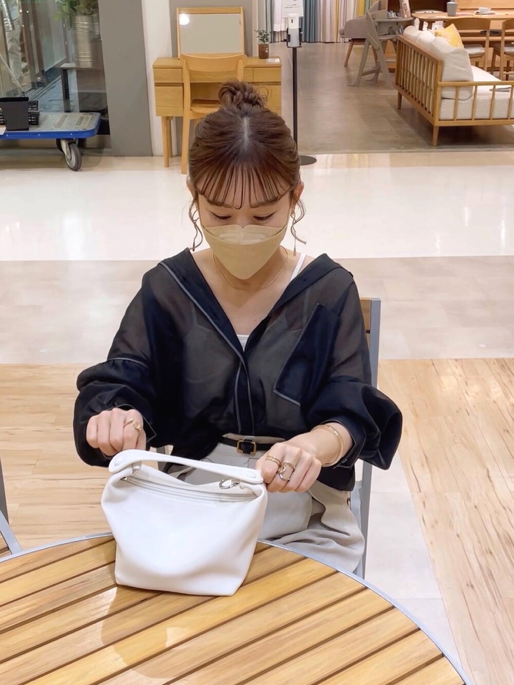 ブラック系のシャツ/ブラウス、ホワイト系のキャミソール、ホワイト系のスラックスを着用したレディースの夏コーディネートの2枚目の写真