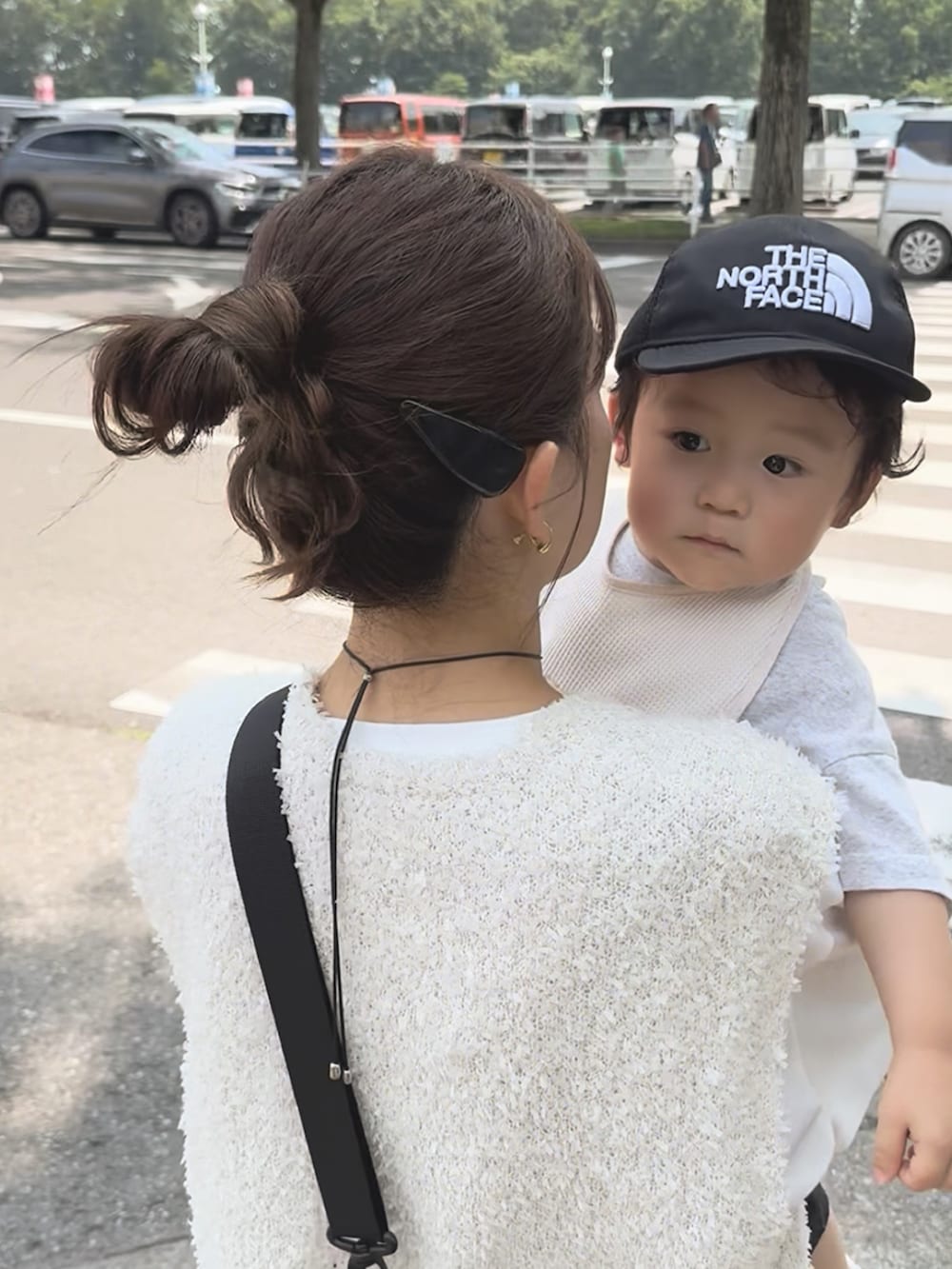 ホワイト系のトップス、ブラック系のパンツ、ブラック系のバッグを着用したレディースの秋コーディネートの3枚目の写真