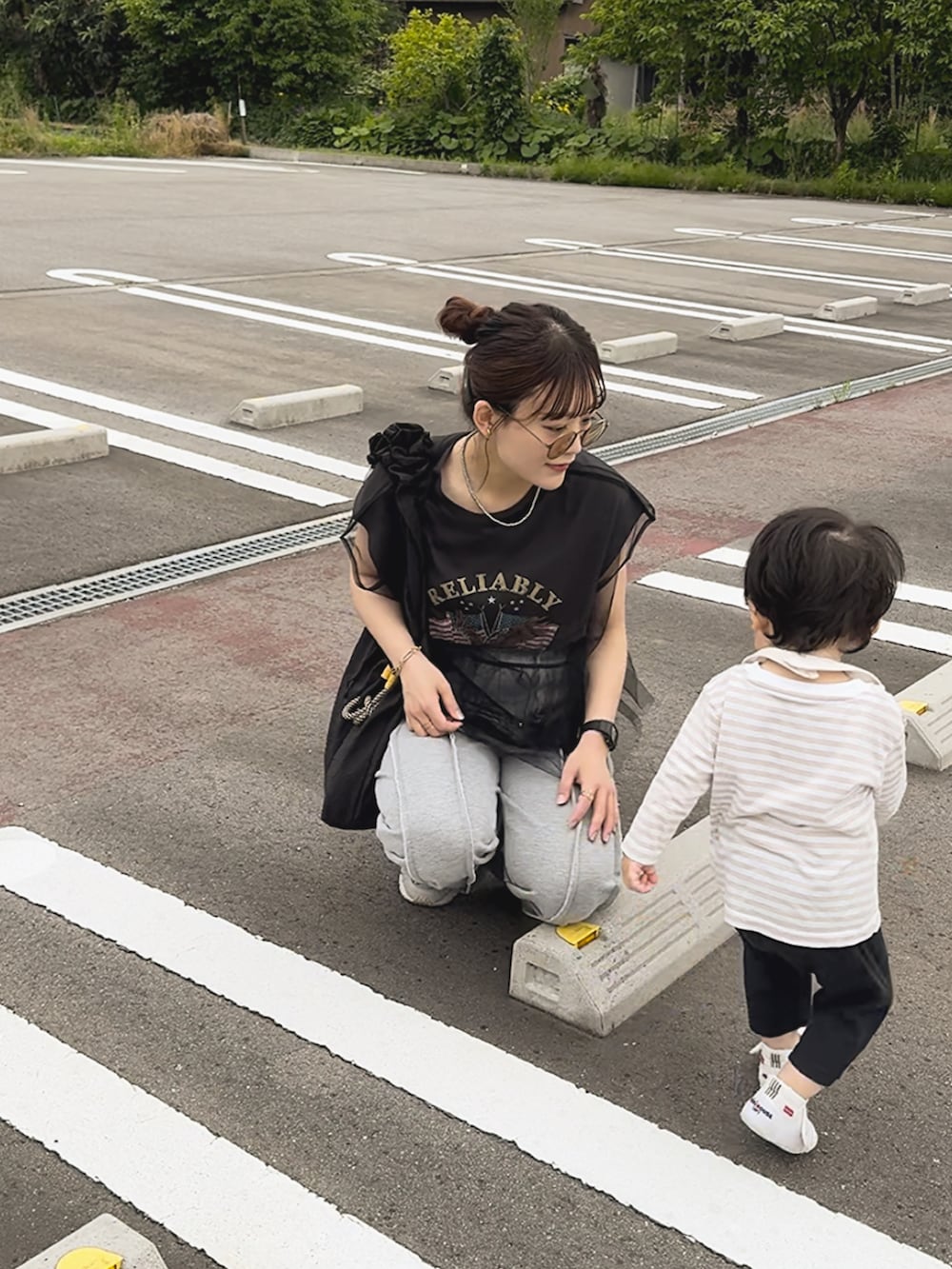 その他のTシャツ/カットソー、グレー系のスウェットパンツ、ブルー系のシャツ/ブラウスを着用したレディースの秋コーディネートの5枚目の写真