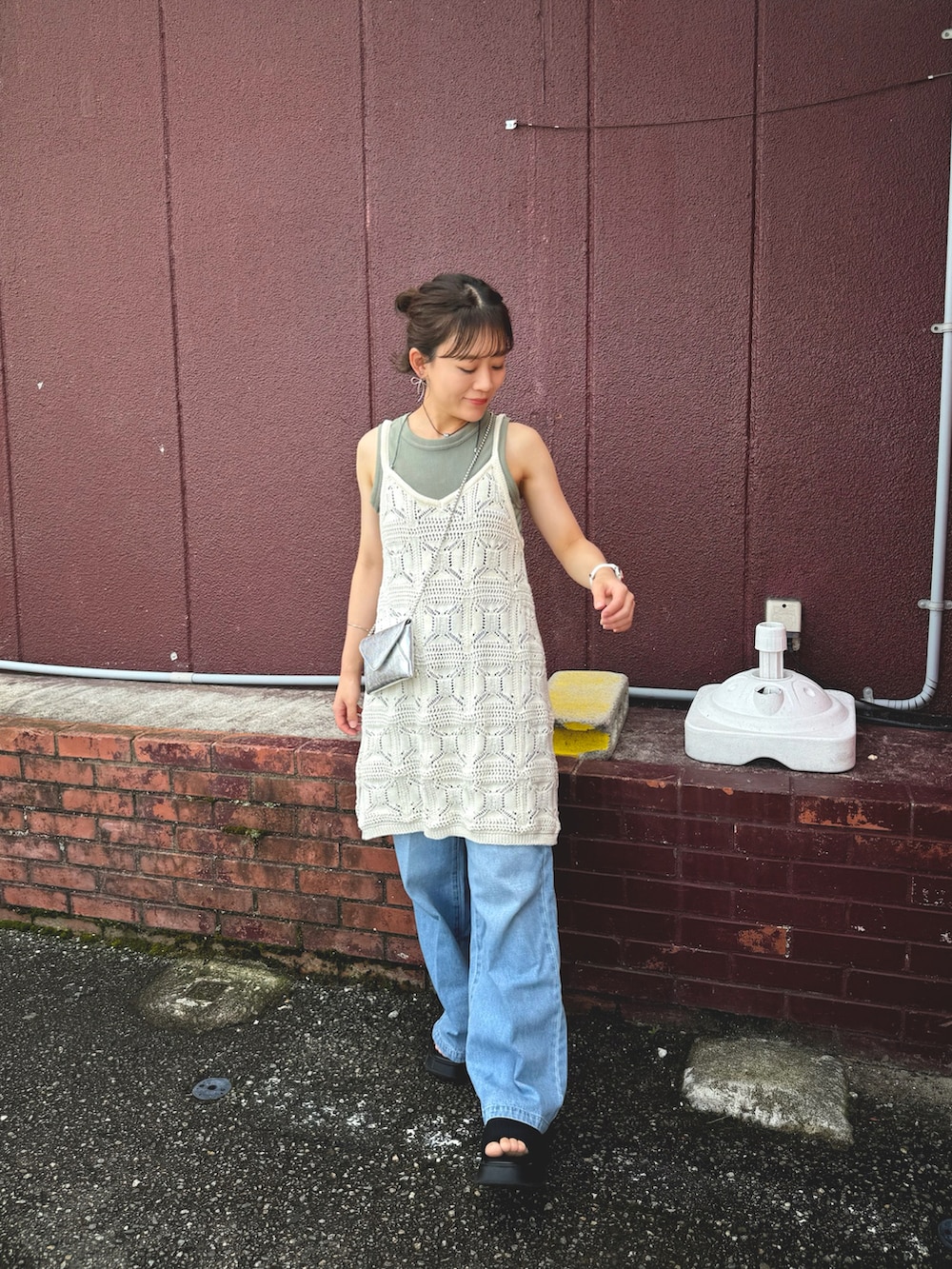 グリーン系のトップス、ホワイト系のキャミソール、シルバー系のショルダーバッグを着用したレディースの夏コーディネートの4枚目の写真