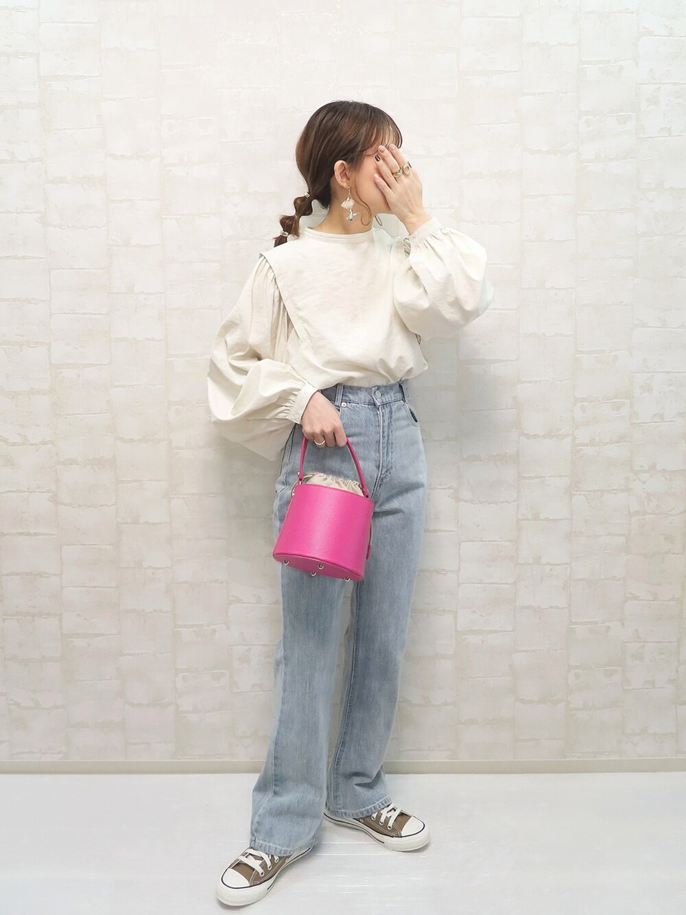 ホワイト系のシャツ/ブラウス、ピンク系のショルダーバッグ、ブラウン系のスニーカーを着用したレディースの冬コーディネートの2枚目の写真