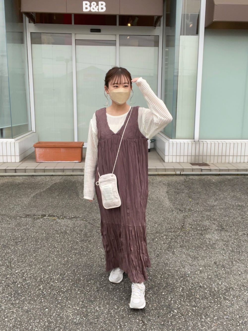 ブラウン系のワンピース、ベージュ系のTシャツ/カットソー、ホワイト系のキャミソールを着用したレディースの春コーディネートの2枚目の写真