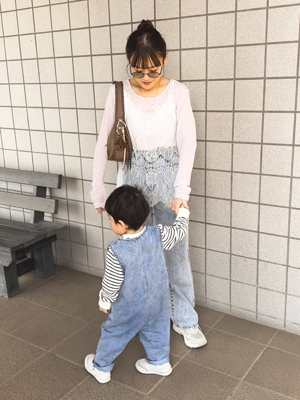 ホワイト系のキャミソール、ベージュ系のスニーカー、その他のデニムパンツを着用したレディースの春コーディネートの2枚目の写真