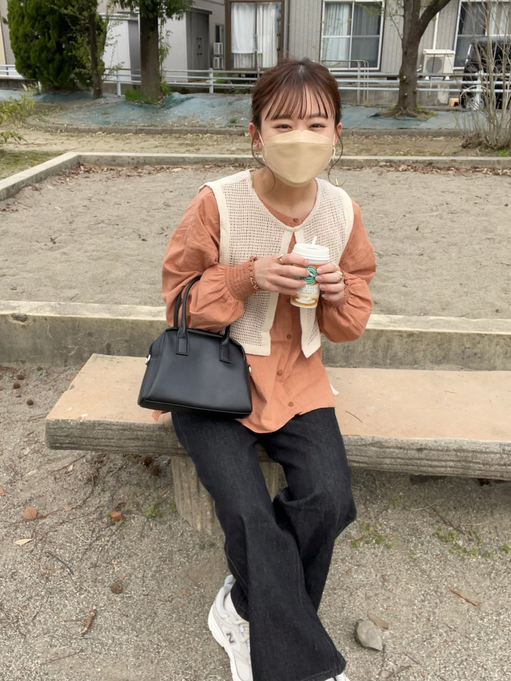 オレンジ系のシャツ/ブラウス、ホワイト系のスニーカーを着用したレディースの春コーディネートの5枚目の写真