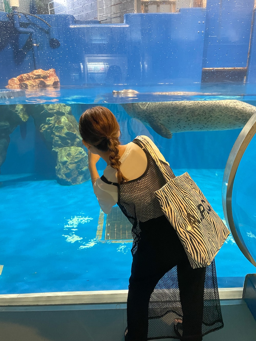 ブラック系のワンピース/ドレス、ホワイト系のTシャツ/カットソー、ブラック系のパンツを着用したレディースの夏コーディネートの4枚目の写真
