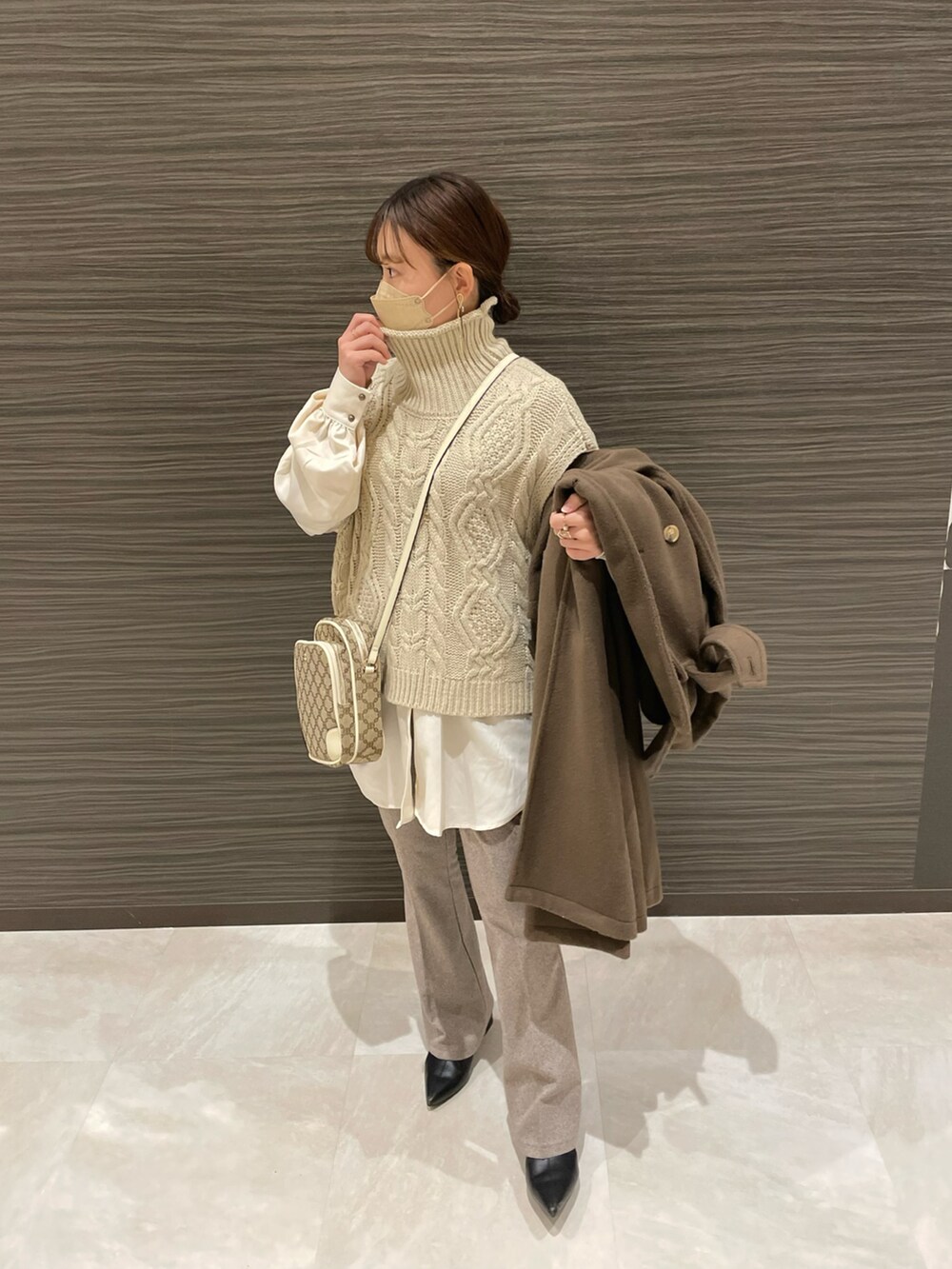 「ITEMS URBANRESEARCH、PR、きれいめカジュアル、ニット、冬コーデ、レイヤードスタイル、ニットベスト、タートルネック、ワントーンコーデ、ビッグシルエット、GRL、ブーツ、ベスト、わたしの推しブランド、淡色コーデ」|「ITEMS URBANRESEARCHのケーブルニットベスト(ベスト、ベージュ系)」を使った、chicchimoさん(骨格ナチュラル・レディース・152cm)の冬コーディネートの5枚目の写真
