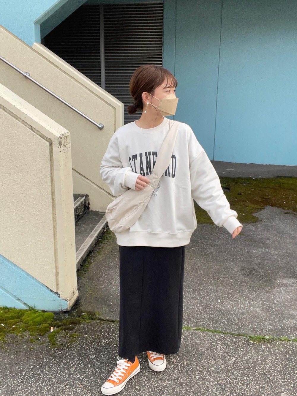 ホワイト系のスウェット、ホワイト系のパーカー、ブラック系のスカートを着用したレディースの春コーディネートの4枚目の写真