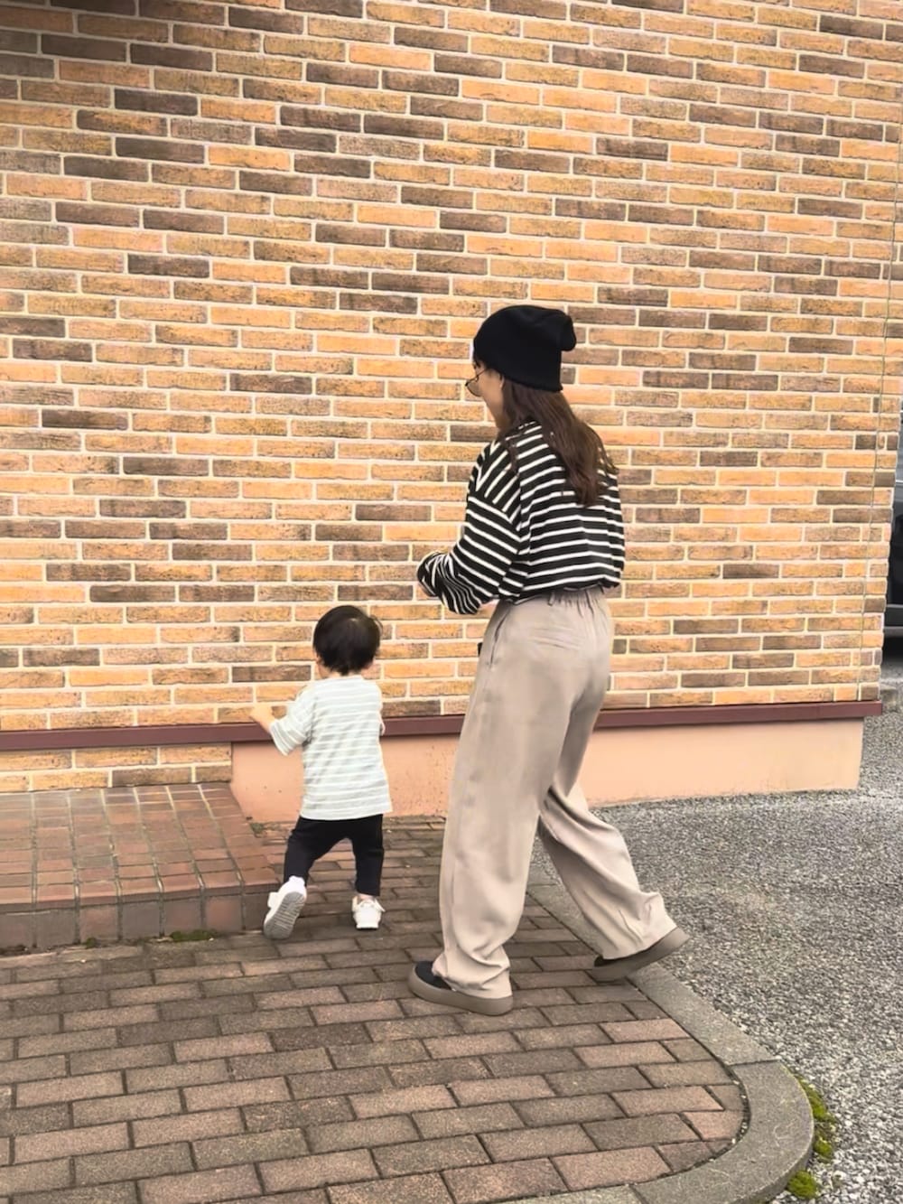 ベージュ系のその他パンツ、ブラック系のTシャツ/カットソー、ブラック系のバッグを着用したレディースの秋コーディネートの3枚目の写真
