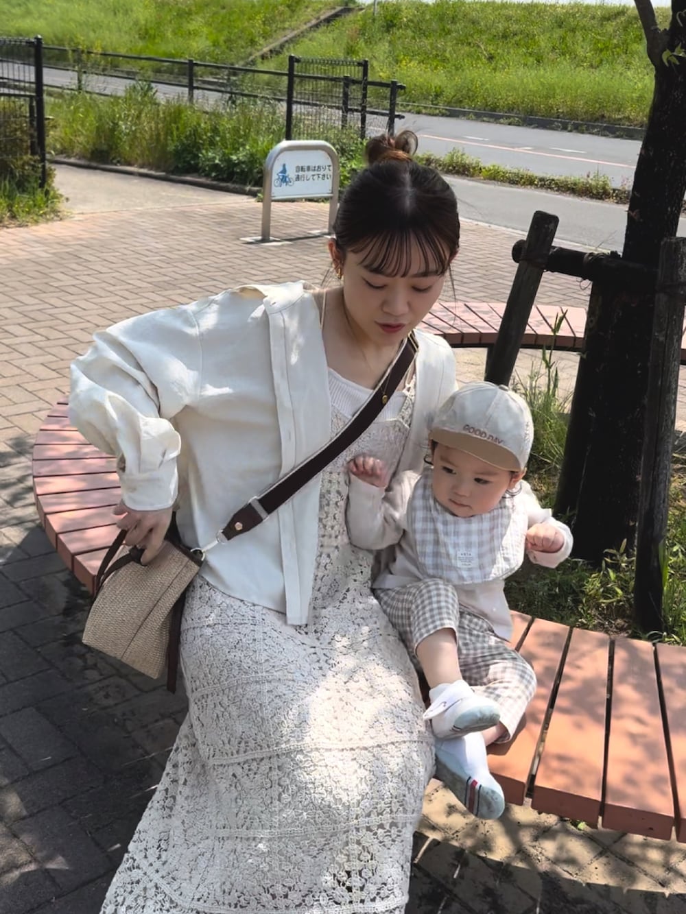 ホワイト系のワンピース、ホワイト系のシャツ/ブラウス、ブラウン系のトートバッグを着用したレディースの夏コーディネートの3枚目の写真