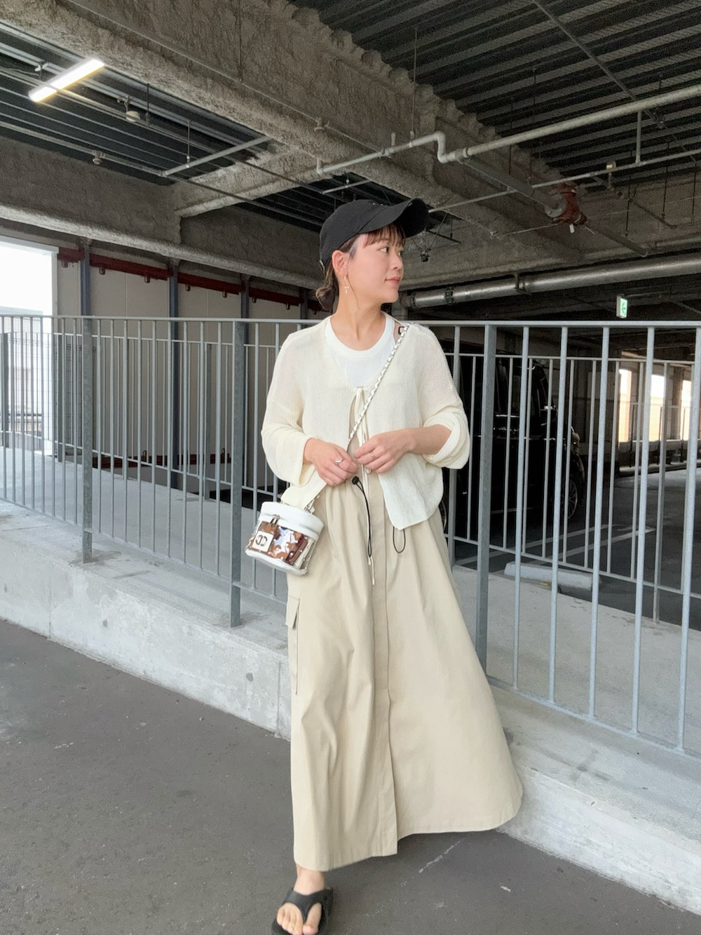 ホワイト系のカーディガン/ボレロ、ホワイト系のタンクトップ、ベージュ系のワンピース/ドレスを着用したレディースの夏コーディネートの3枚目の写真