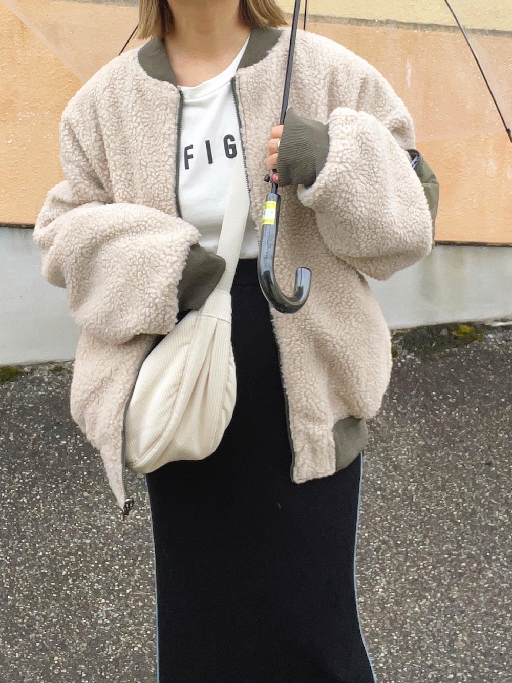 「秋服準備はじめました、秋コーデ、MA-1、ニット帽、スニーカー、ロングスカート、ショルダーバッグ、UNIQLO、ジャケットスタイル、お出かけコーデ、スポーツミックス、アウトドアスタイル、大人カジュアル、秋冬コーデ、ボリューム袖」｜「piyoriyのアイテム（MA-1、グリーン系）」を使った、chicchimoさん（骨格ナチュラル・レディース・152cm）の秋コーディネートの4枚目の写真