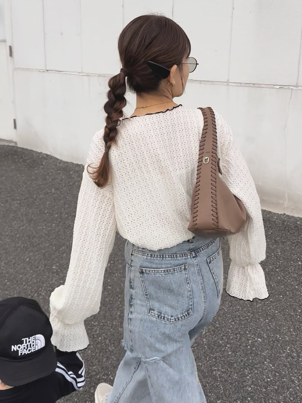 ホワイト系のTシャツ/カットソー、ベージュ系のスニーカー、その他のデニムパンツを着用したレディースの夏コーディネートの2枚目の写真