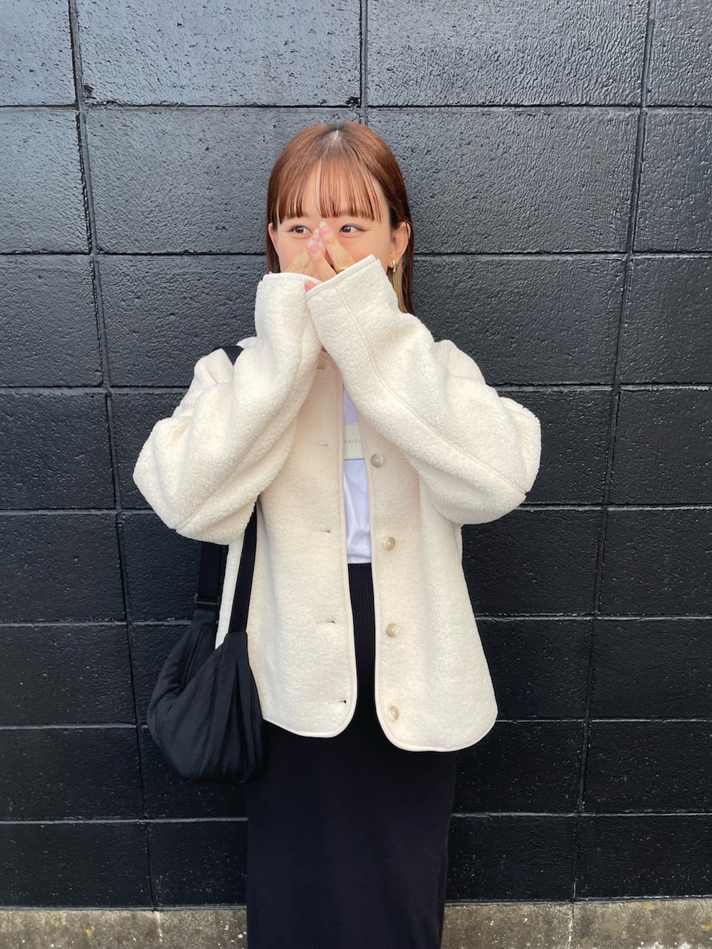 ホワイト系のジャケット/アウター、ホワイト系のTシャツ/カットソー、ブラック系のショルダーバッグを着用したレディースの秋コーディネートの2枚目の写真