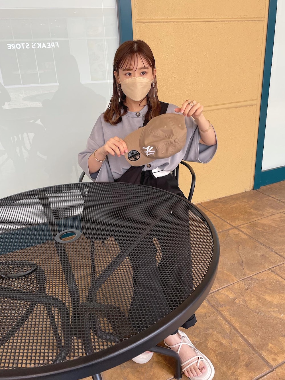 グリーン系のTシャツ/カットソー、ブラック系のパンツ、ブラック系のショルダーバッグを着用したレディースの夏コーディネートの2枚目の写真