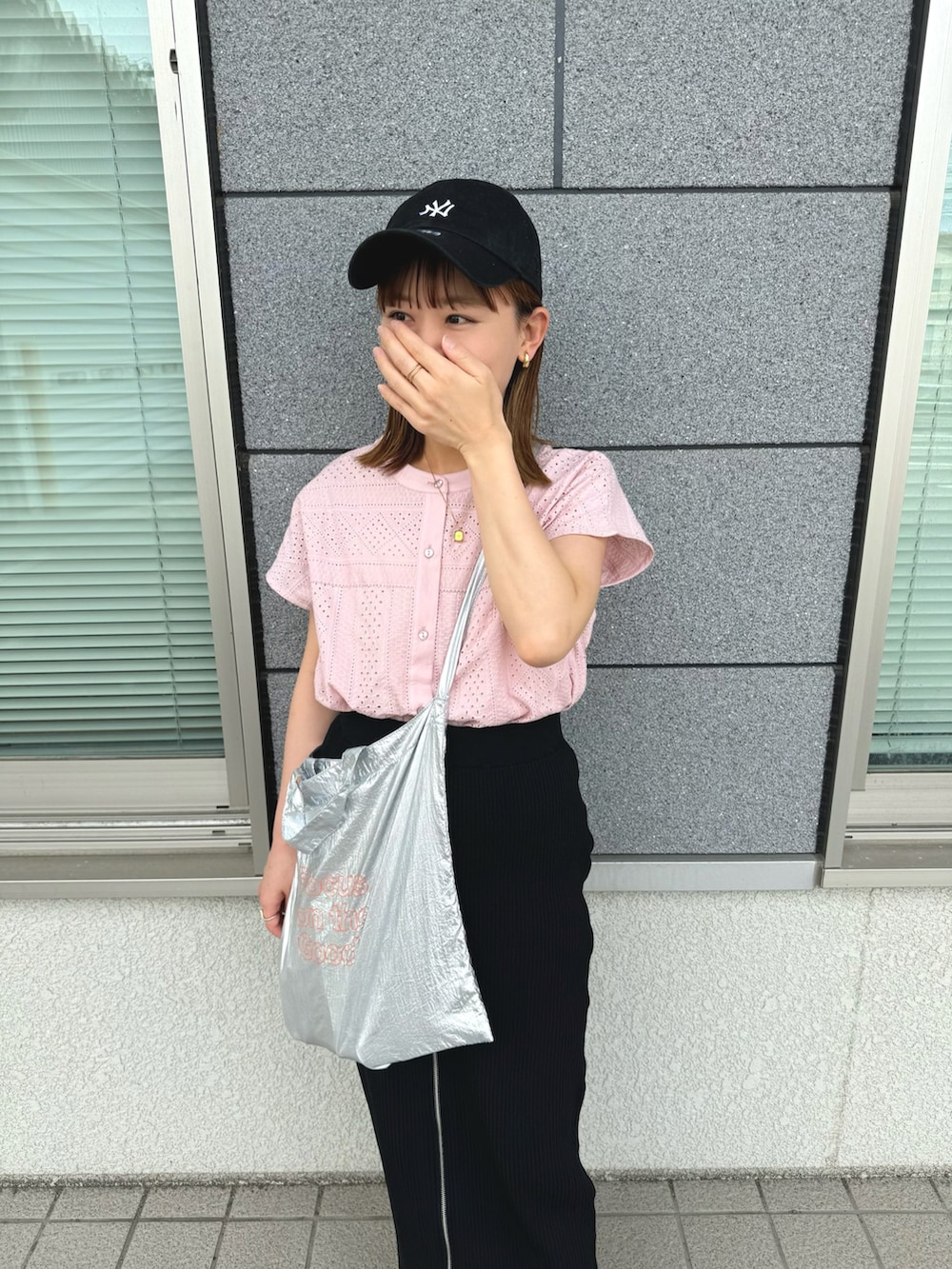 ピンク系のシャツ/ブラウス、ブラック系のスカート、シルバー系のトートバッグを着用したレディースの春コーディネートの2枚目の写真