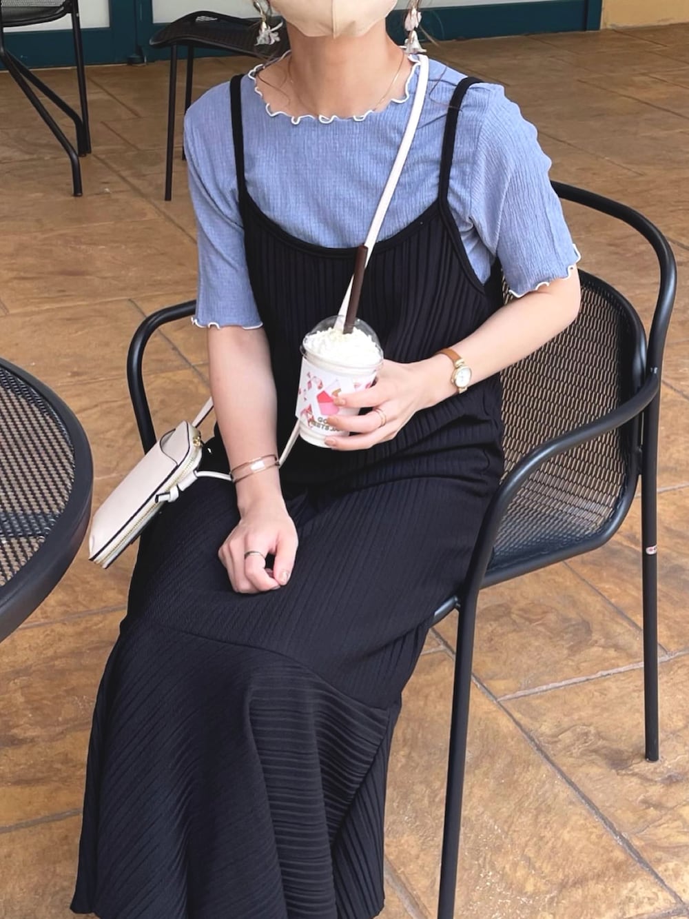 ブルー系のTシャツ/カットソー、ブラック系のワンピース、ブラック系のサンダルを着用したレディースの夏コーディネートの3枚目の写真