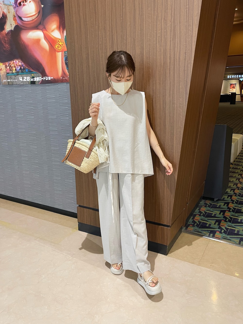 ベージュ系のシャツ/ブラウス、ベージュ系のその他パンツ、ホワイト系のカーディガン/ボレロを着用したレディースの夏コーディネートの3枚目の写真