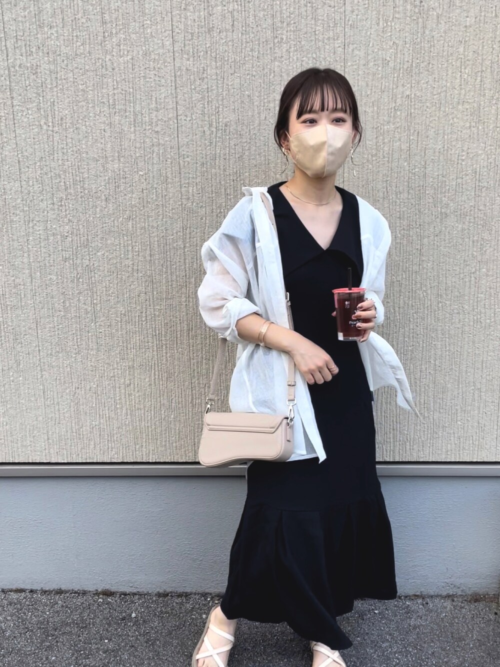 ブラック系のワンピース/ドレス、ベージュ系のショルダーバッグ、ホワイト系のシャツ/ブラウスを着用したレディースの夏コーディネートの3枚目の写真