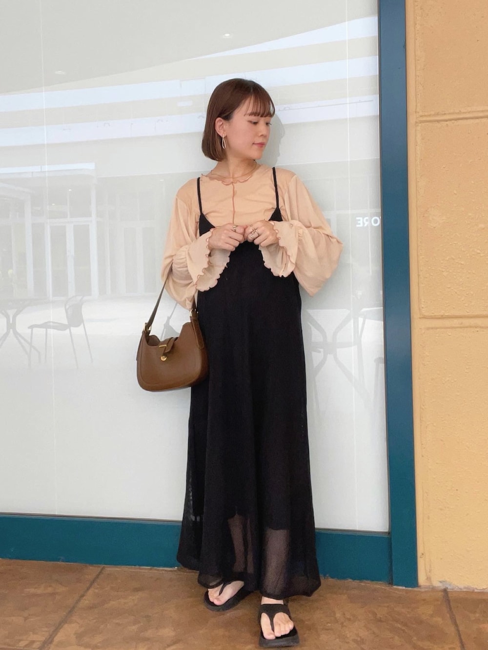 ベージュ系のTシャツ/カットソー、ブラック系のワンピース、ブラウン系のバッグを着用したレディースの夏コーディネートの5枚目の写真