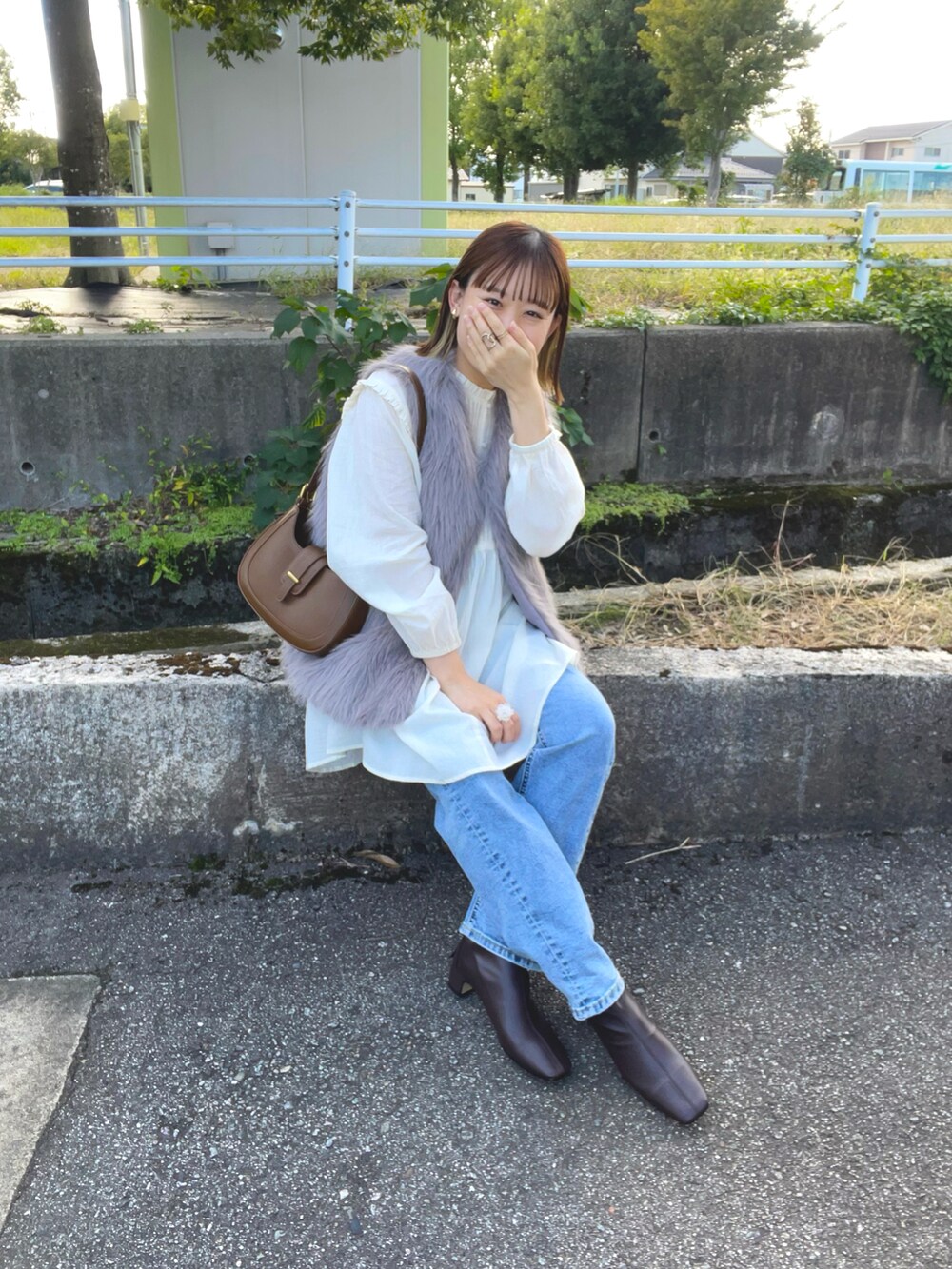 ベージュ系のシャツ/ブラウス、グレー系のベスト、ブラウン系のバッグを着用したレディースの秋コーディネートの2枚目の写真