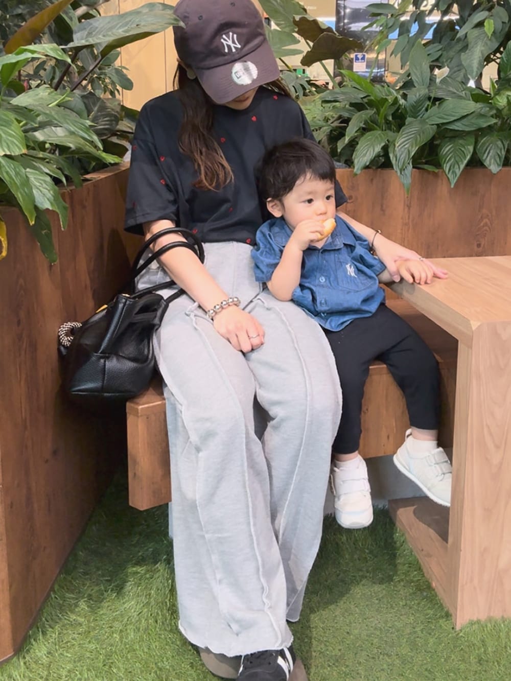 ブルー系のTシャツ/カットソー、グレー系のスウェットパンツ、ブラック系のバッグを着用したレディースの秋コーディネートの2枚目の写真