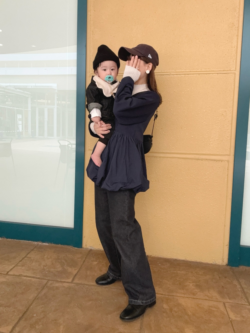 ブルー系のTシャツ/カットソー、ブラック系のデニムパンツ、ブラック系のショルダーバッグを着用したレディースの秋コーディネートの2枚目の写真