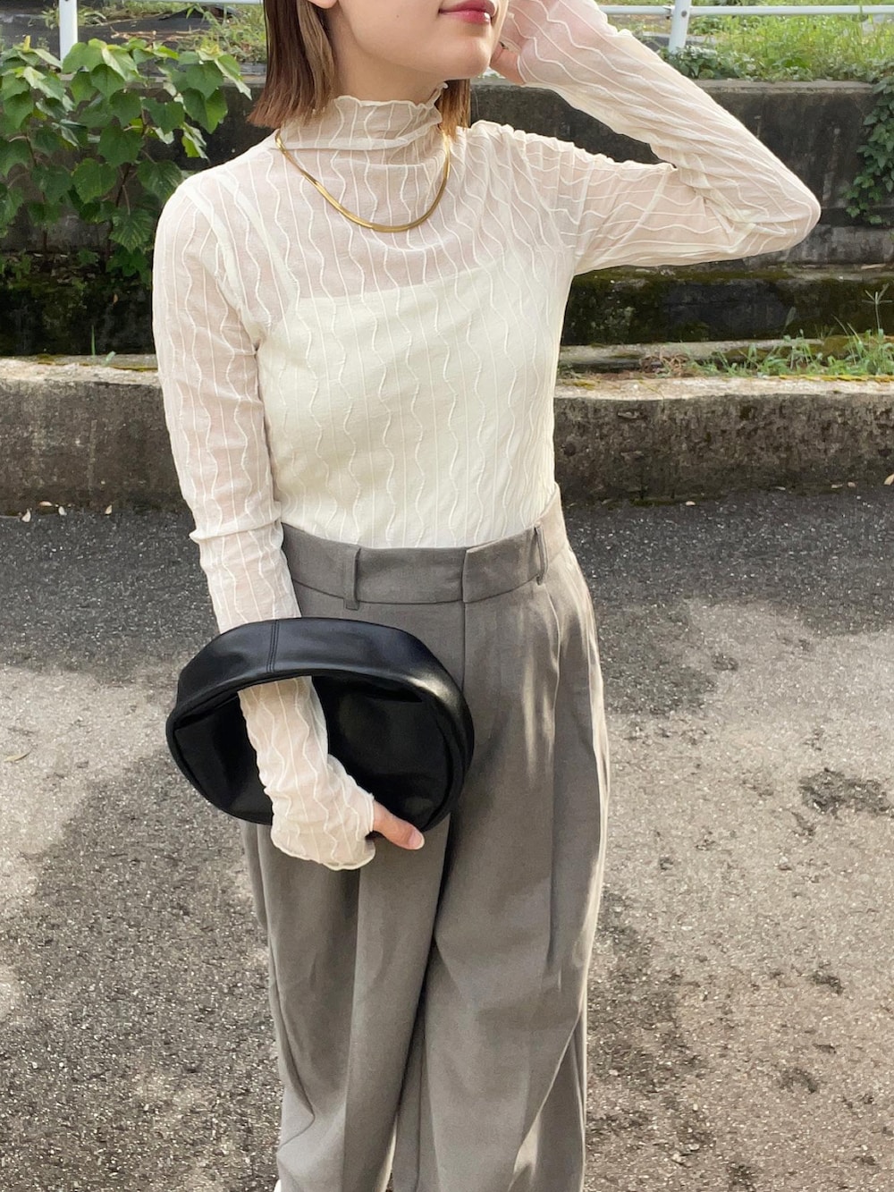 ホワイト系のTシャツ/カットソー、ブルー系のデニムパンツ、ブラック系のキャミソールを着用したレディースの夏コーディネートの5枚目の写真