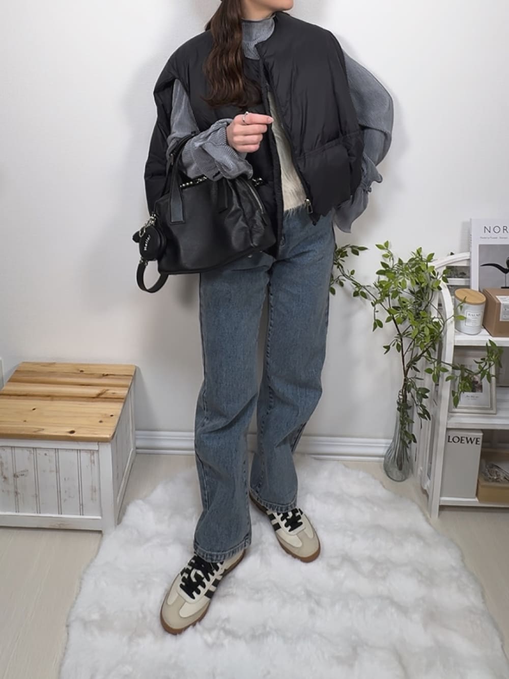 ブルー系のTシャツ/カットソー、ベージュ系のスニーカー、ブルー系のデニムパンツを着用したレディースの春コーディネートの2枚目の写真