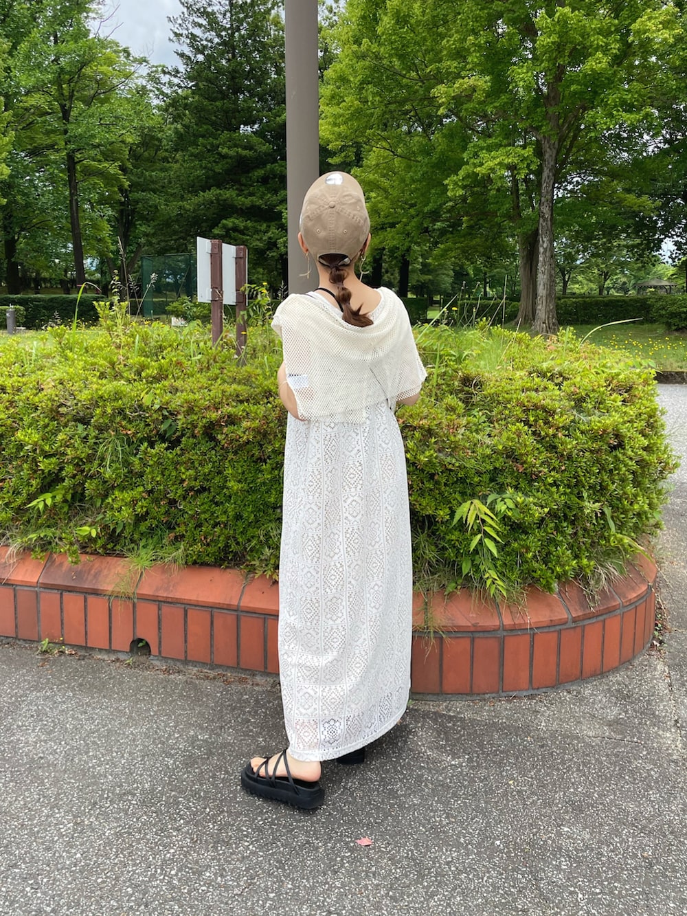 ホワイト系のワンピース、ホワイト系のTシャツ/カットソー、ブラック系のキャミソールを着用したレディースの夏コーディネートの4枚目の写真