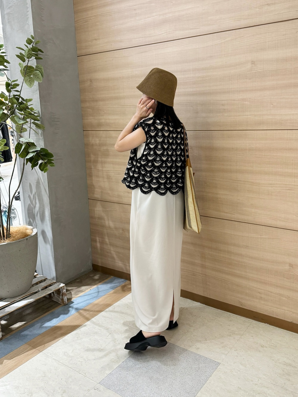 その他のその他トップス、ホワイト系のワンピース、ベージュ系のトートバッグを着用したレディースの夏コーディネートの4枚目の写真