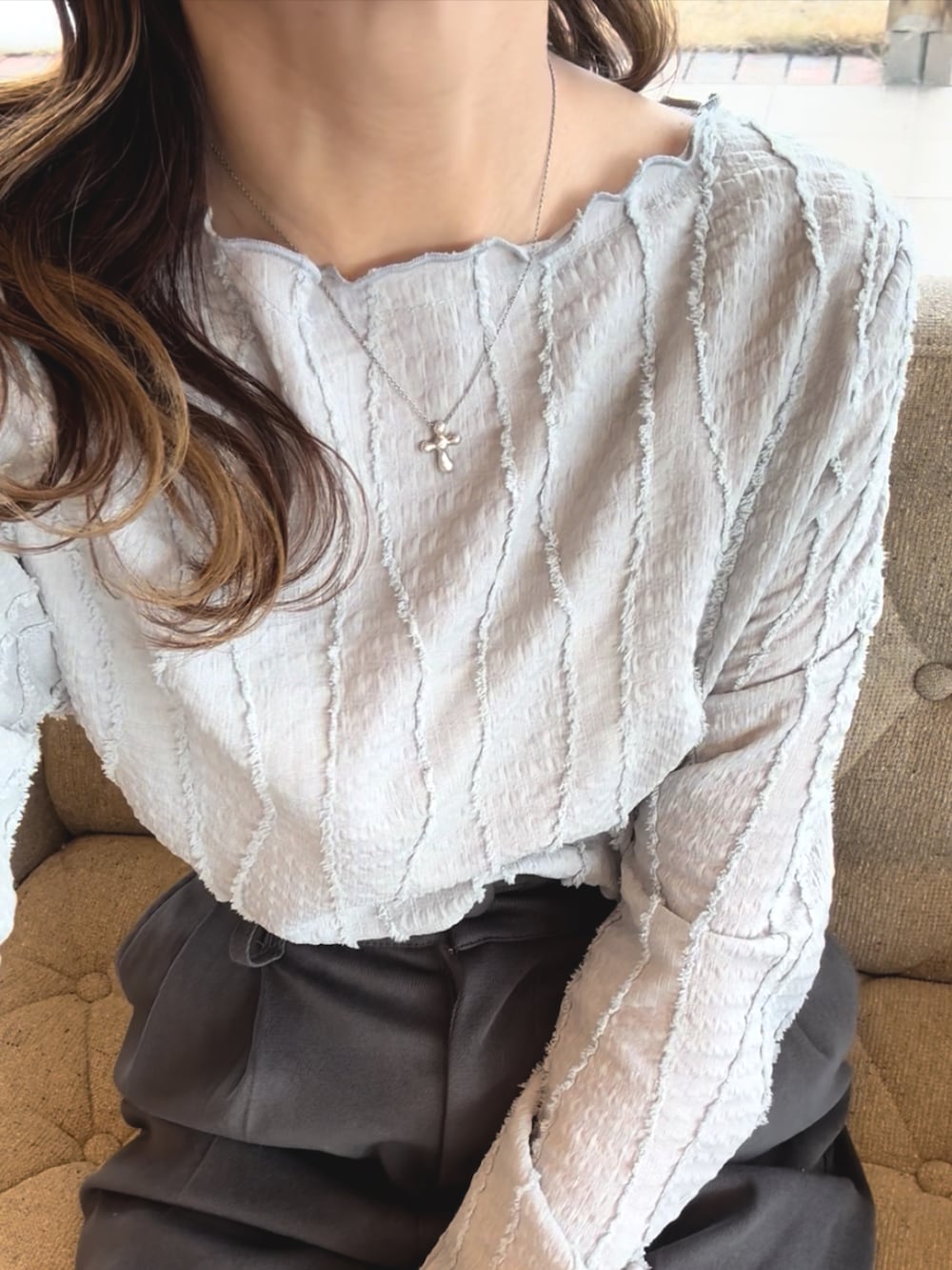 グレー系のTシャツ/カットソー、ブルー系のデニムジャケット、グレー系のその他パンツを着用したレディースの冬コーディネートの5枚目の写真