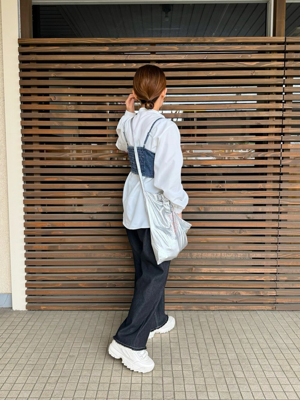 ブルー系のトップス、ホワイト系のシャツ/ブラウス、ブラック系のデニムパンツを着用したレディースの春コーディネートの3枚目の写真