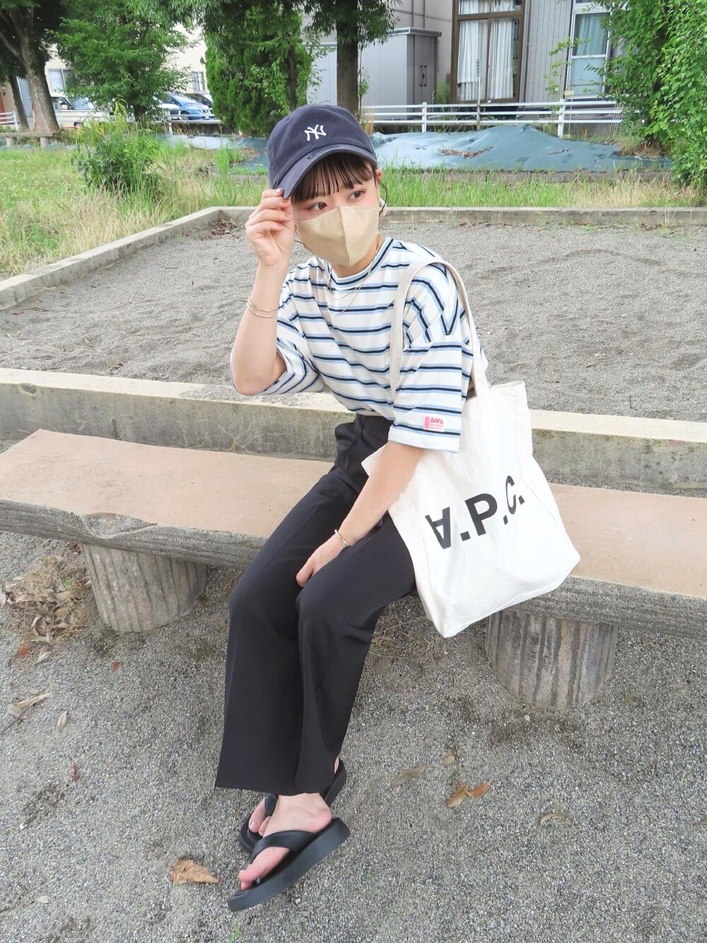 ブルー系のTシャツ/カットソー、ブラック系のスラックス、ブラック系のサンダルを着用したレディースの夏コーディネートの3枚目の写真