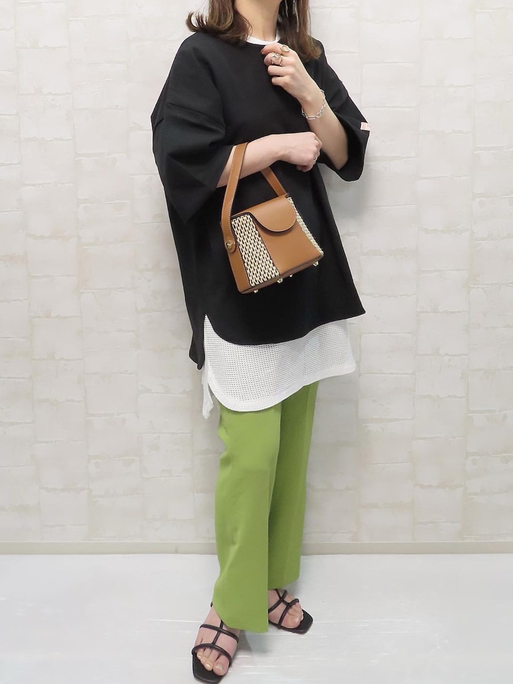 ブラック系のTシャツ/カットソー、グリーン系のその他パンツ、イエロー系のショルダーバッグを着用したレディースの春コーディネートの3枚目の写真