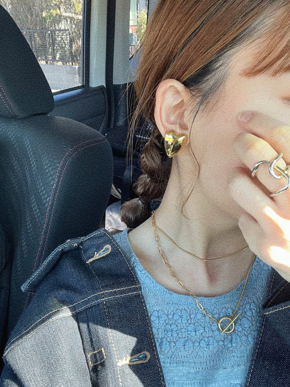 ブルー系のTシャツ/カットソー、ブルー系のデニムジャケット、ホワイト系のスカートを着用したレディースの冬コーディネートの4枚目の写真