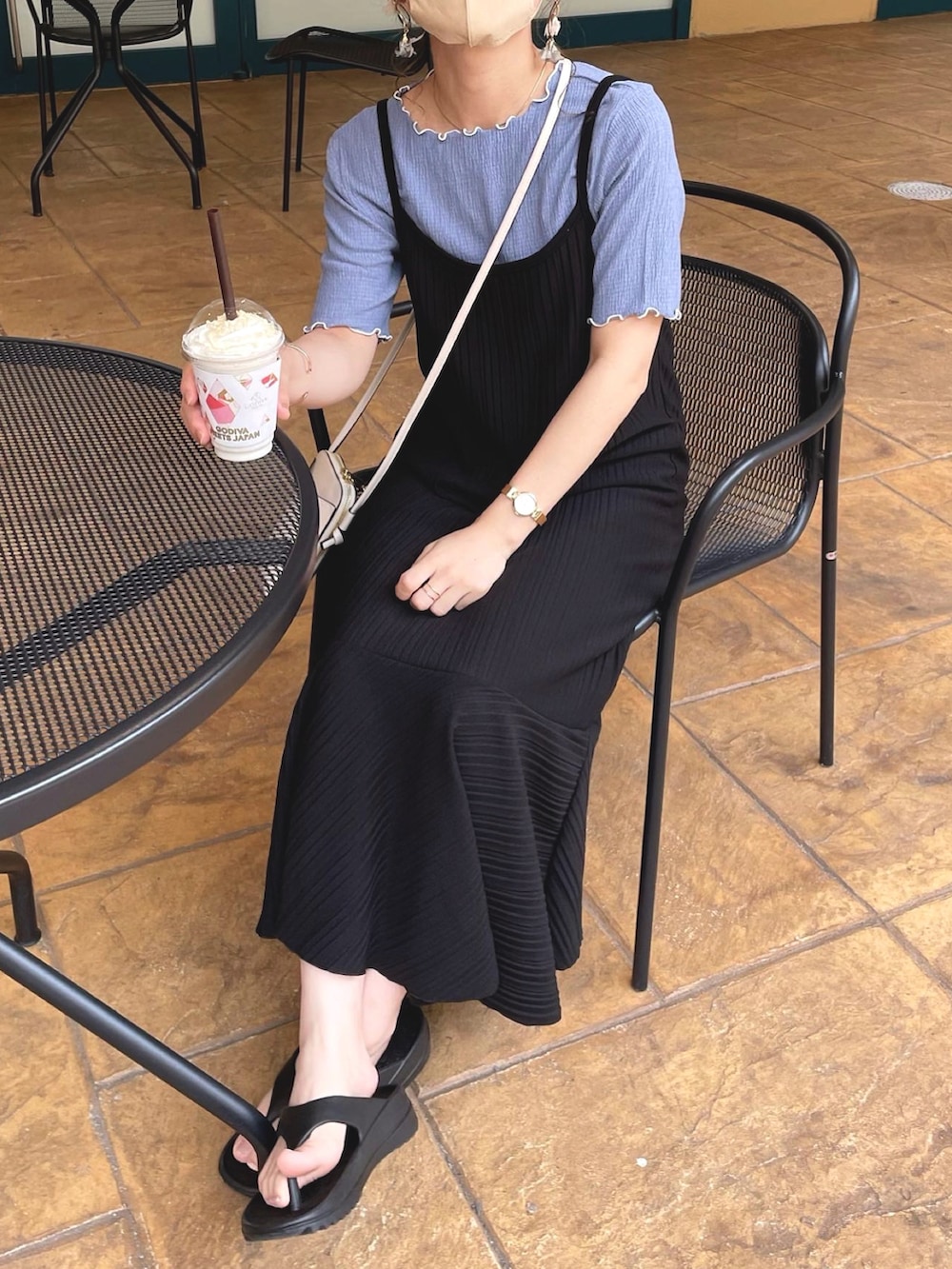 ブルー系のTシャツ/カットソー、ブラック系のワンピース、ブラック系のサンダルを着用したレディースの夏コーディネートの2枚目の写真