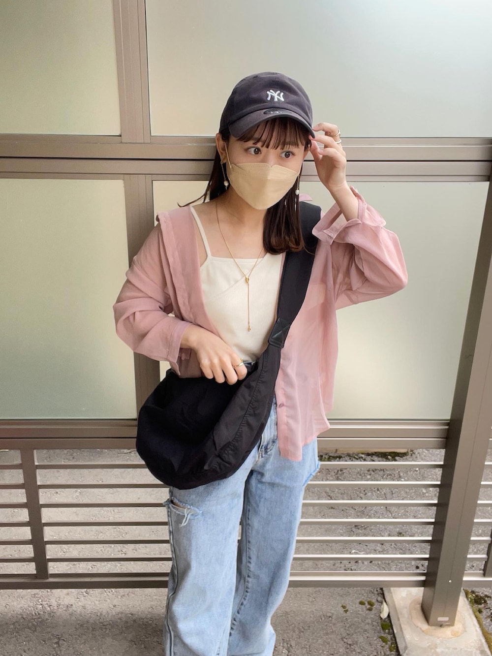 ピンク系のシャツ/ブラウス、ホワイト系のキャミソール、その他のデニムパンツを着用したレディースの春コーディネートの4枚目の写真