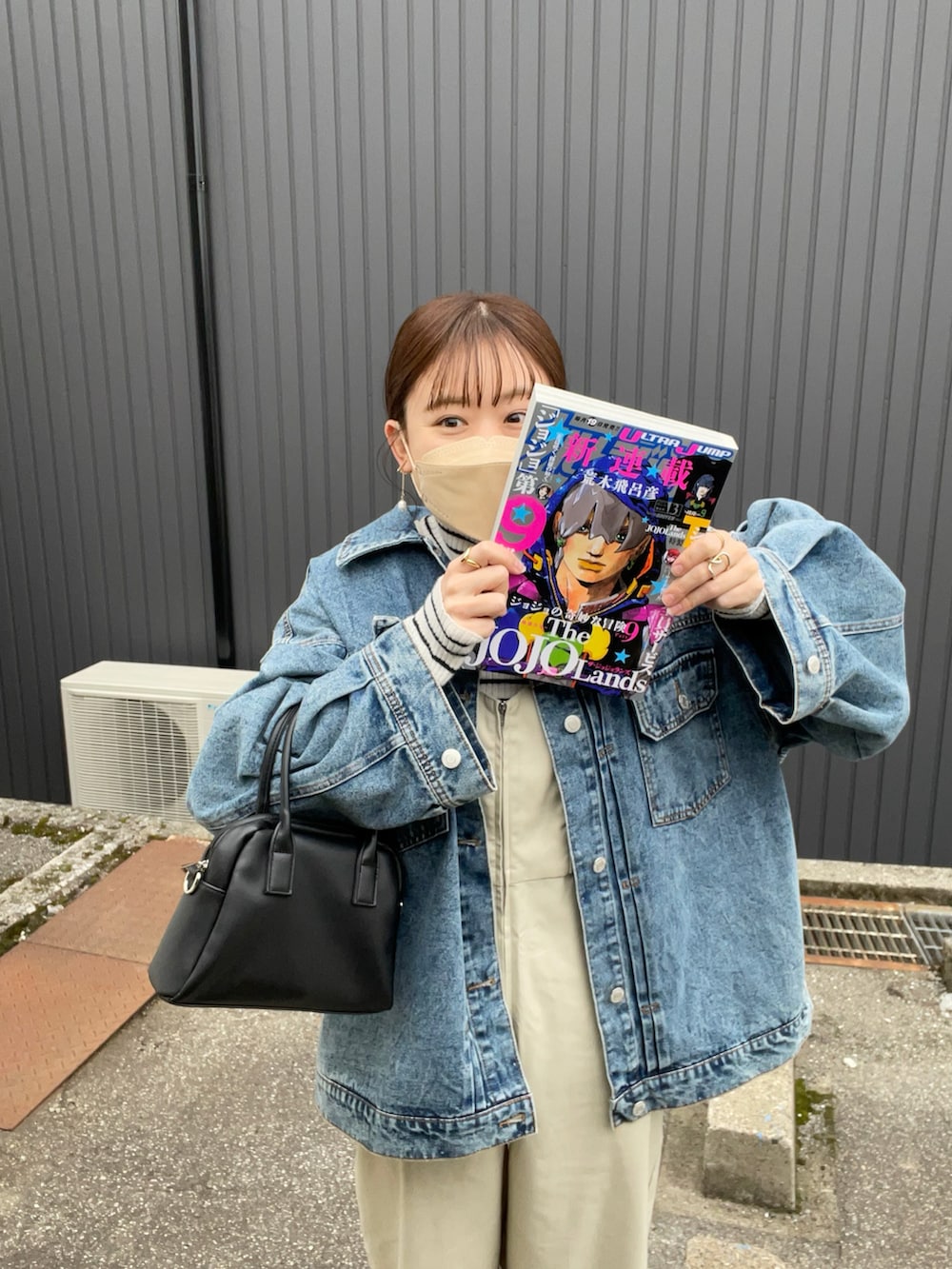 ホワイト系のサロペット/オーバーオール、ブルー系のデニムジャケット、ホワイト系のニット/セーターを着用したレディースの春コーディネートの4枚目の写真