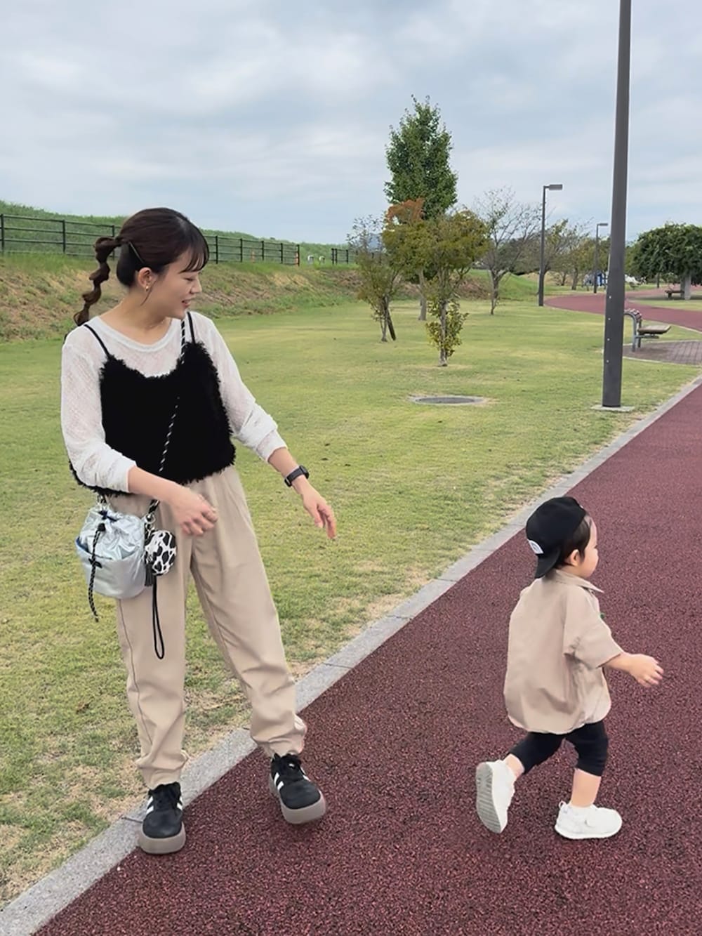ベージュ系のその他パンツ、ホワイト系のTシャツ/カットソー、ブラック系のトップスを着用したレディースの秋コーディネートの4枚目の写真