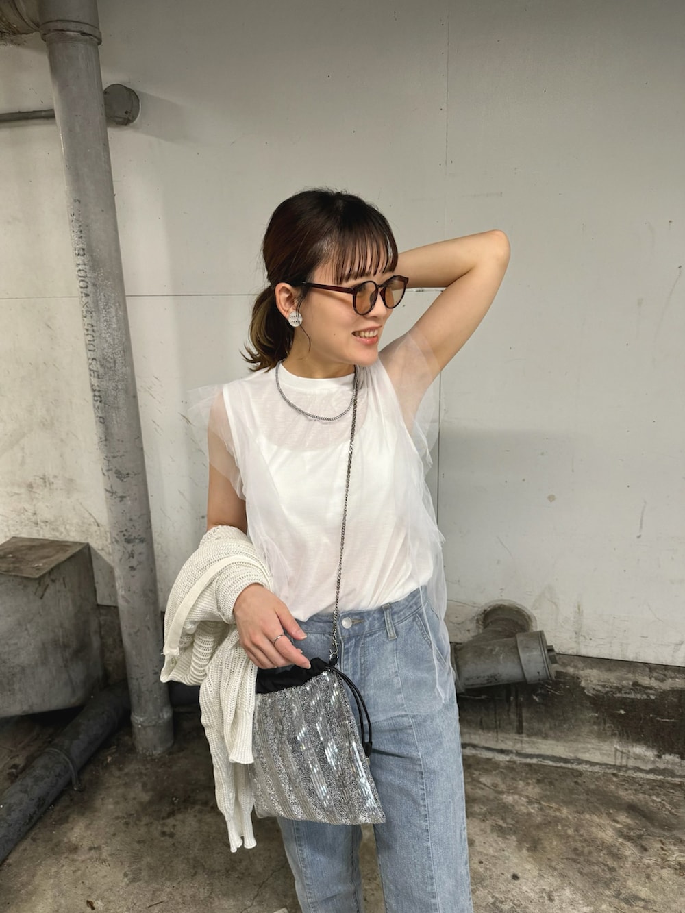 ホワイト系のその他トップス、ブルー系のデニムパンツ、シルバー系のショルダーバッグを着用したレディースの夏コーディネートの3枚目の写真