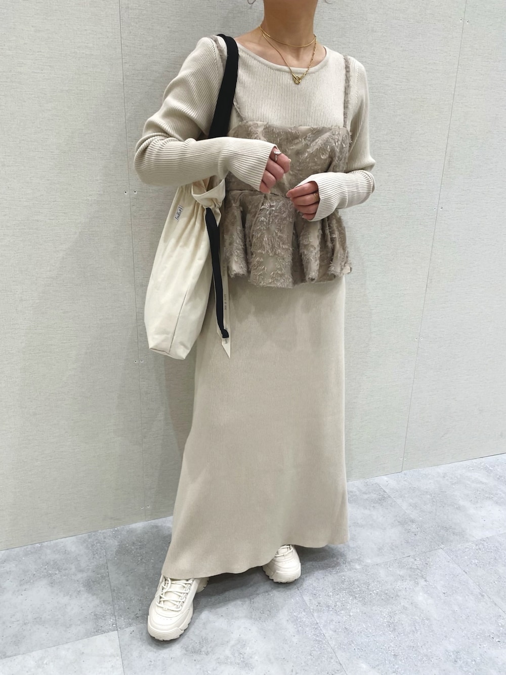 「ロングワンピース、レイヤードスタイル、ビスチェ、春のおしゃ見えテクニック、淡色コーデ、ワントーンコーデ、スニーカー、お出かけコーデ、トートバッグ、シンプルコーデ、大人カジュアル、春色、休日スタイル、きれいめカジュアル、春服コーデ」｜「mysticの【2サイズ展開】ビスチェキャミワンピースセット（ワンピース、ベージュ系）」を使った、chicchimoさん（骨格ナチュラル・レディース・152cm）の春コーディネートの4枚目の写真