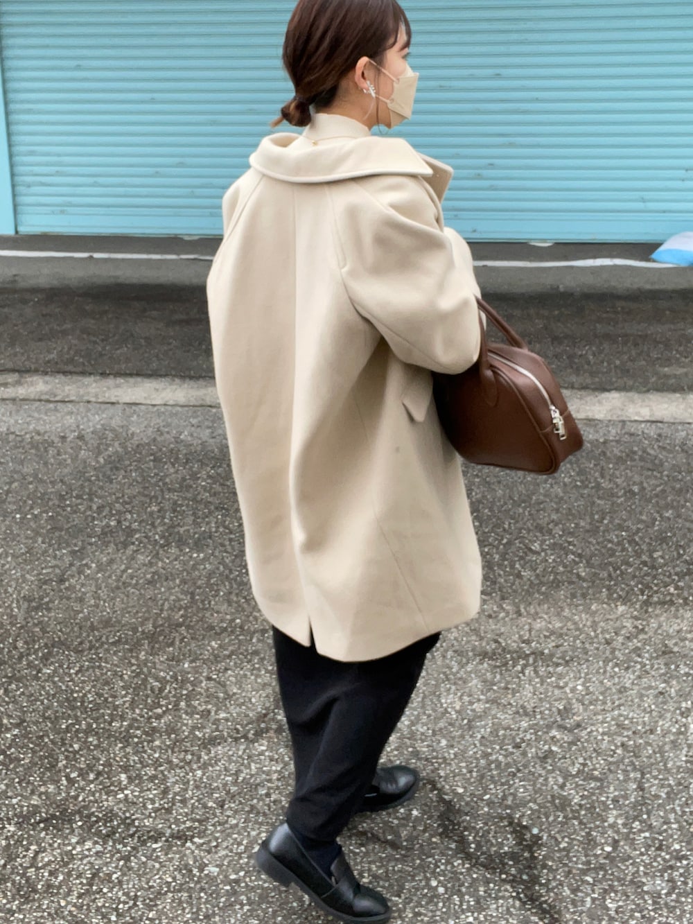 「PR、ピーコート、Sonny Label、冬コーデ、淡色コーデ、ボストンバッグ、タートルネック、ハイネック、スクエアトゥ、モード、クリスマスに着たい服、マイベストコーデ2022、休日スタイル、韓国ファッション、きれいめカジュアル」|「URBAN RESEARCH Sonny Labelのメルトンミディピーコート(ピーコート、ベージュ系)」を使った、chicchimoさん(骨格ナチュラル・レディース・152cm)の冬コーディネートの4枚目の写真