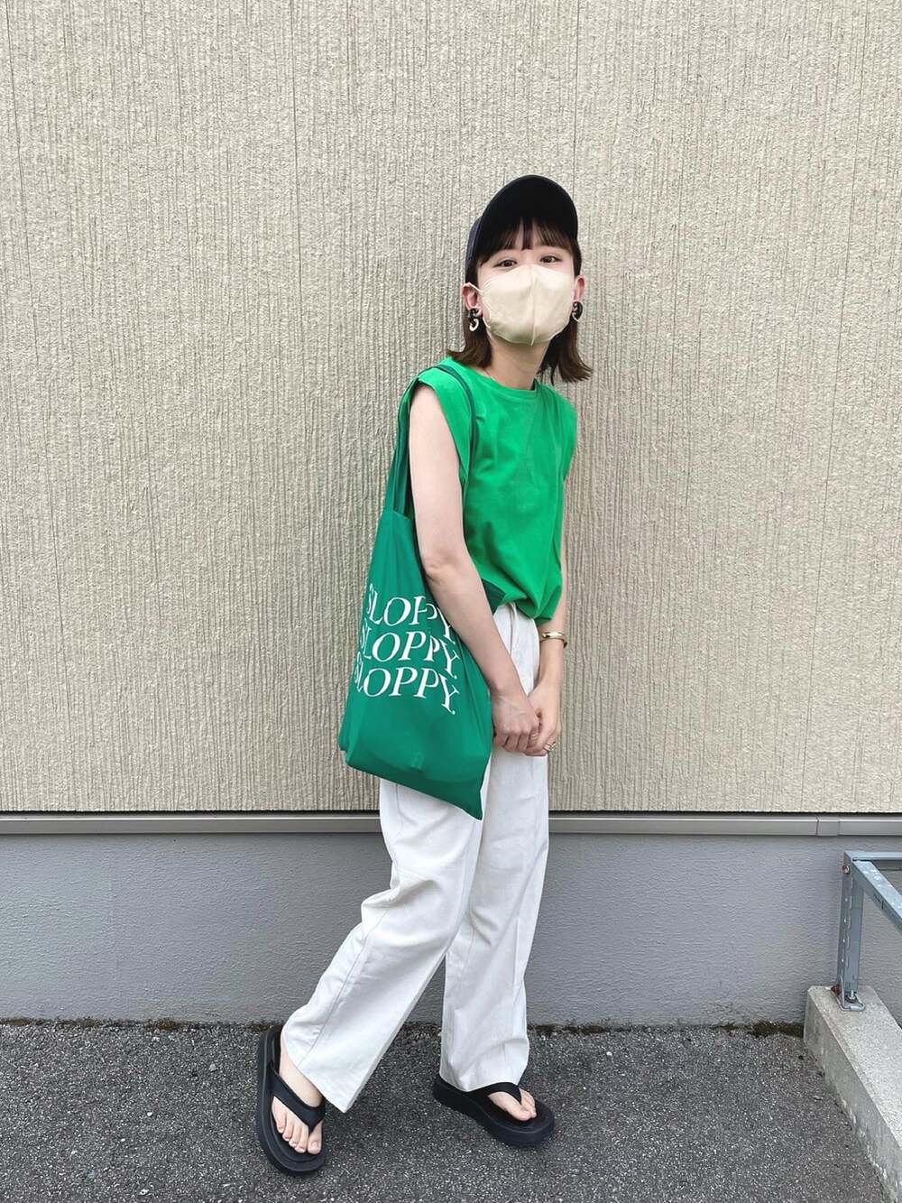 グリーン系のTシャツ/カットソー、ホワイト系のその他パンツ、グリーン系のトートバッグを着用したレディースの夏コーディネートの3枚目の写真