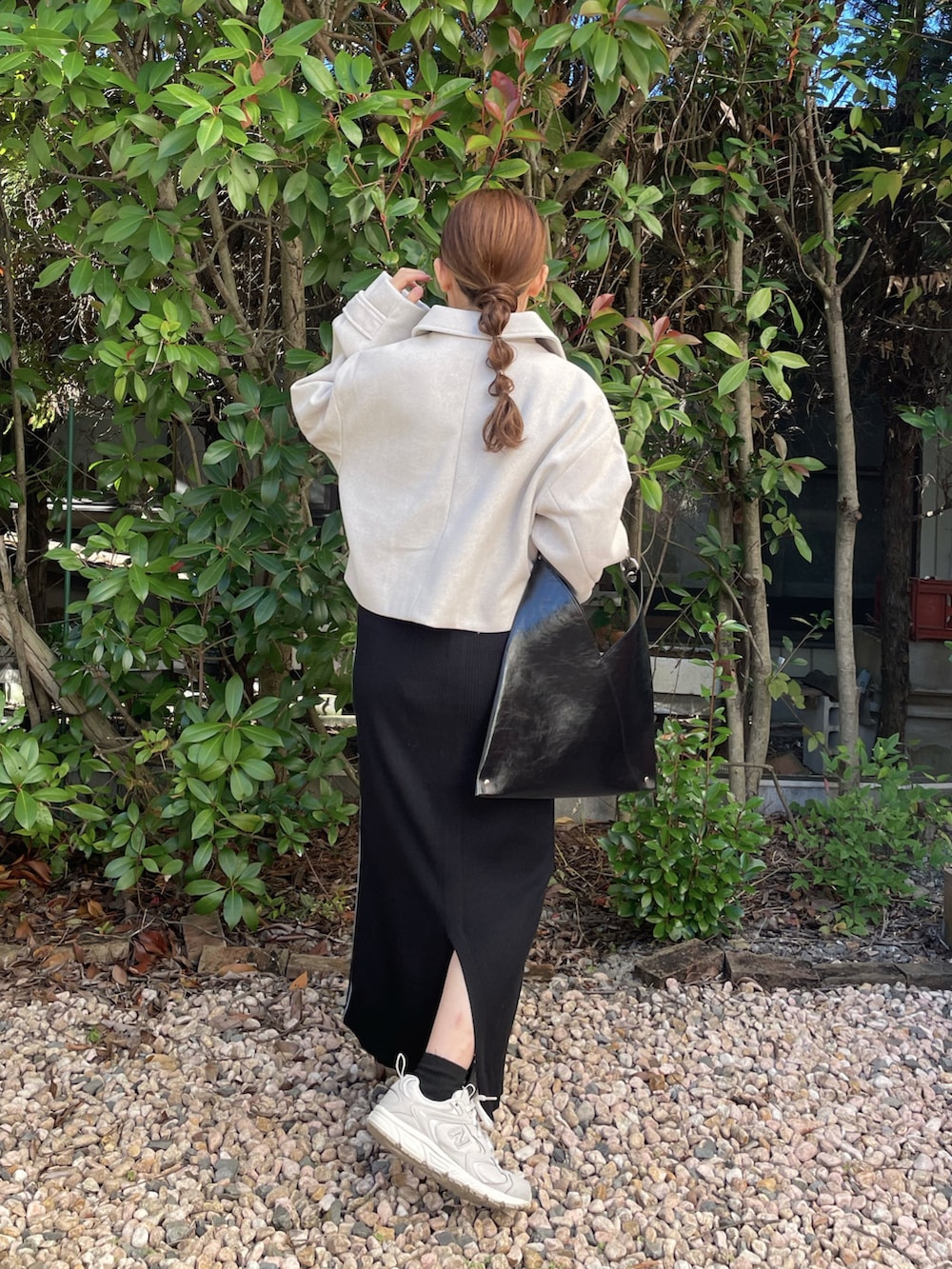 ホワイト系のブルゾン、ブラック系のバッグ、ホワイト系のスニーカーを着用したレディースの秋コーディネートの4枚目の写真