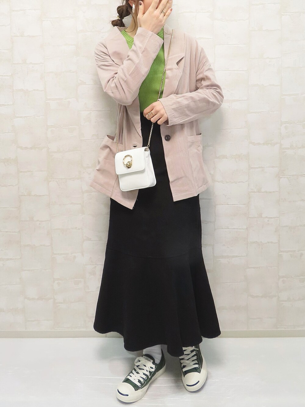 グリーン系のTシャツ/カットソー、ベージュ系のセットアップ、ホワイト系のショルダーバッグを着用したレディースの春コーディネートの4枚目の写真