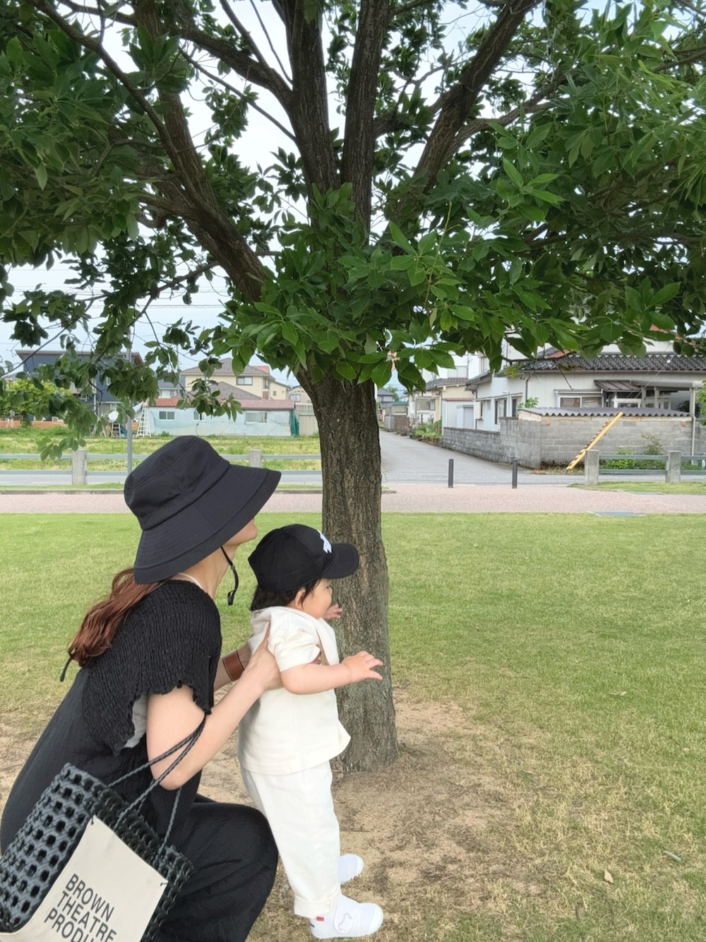 「やっぱり帽子が好き、モノトーン、サンダル、oofos、夏コーデ、オールインワン、バケットハット、大人可愛い、夏ファッション、きれいめカジュアル、かごバッグ、休日スタイル、お出かけコーデ、ブラック、プチプラ」｜「hathouseのアイテム（帽子、ブラック系）」を使った、chicchimoさん（レディース・152cm）の春コーディネートの3枚目の写真