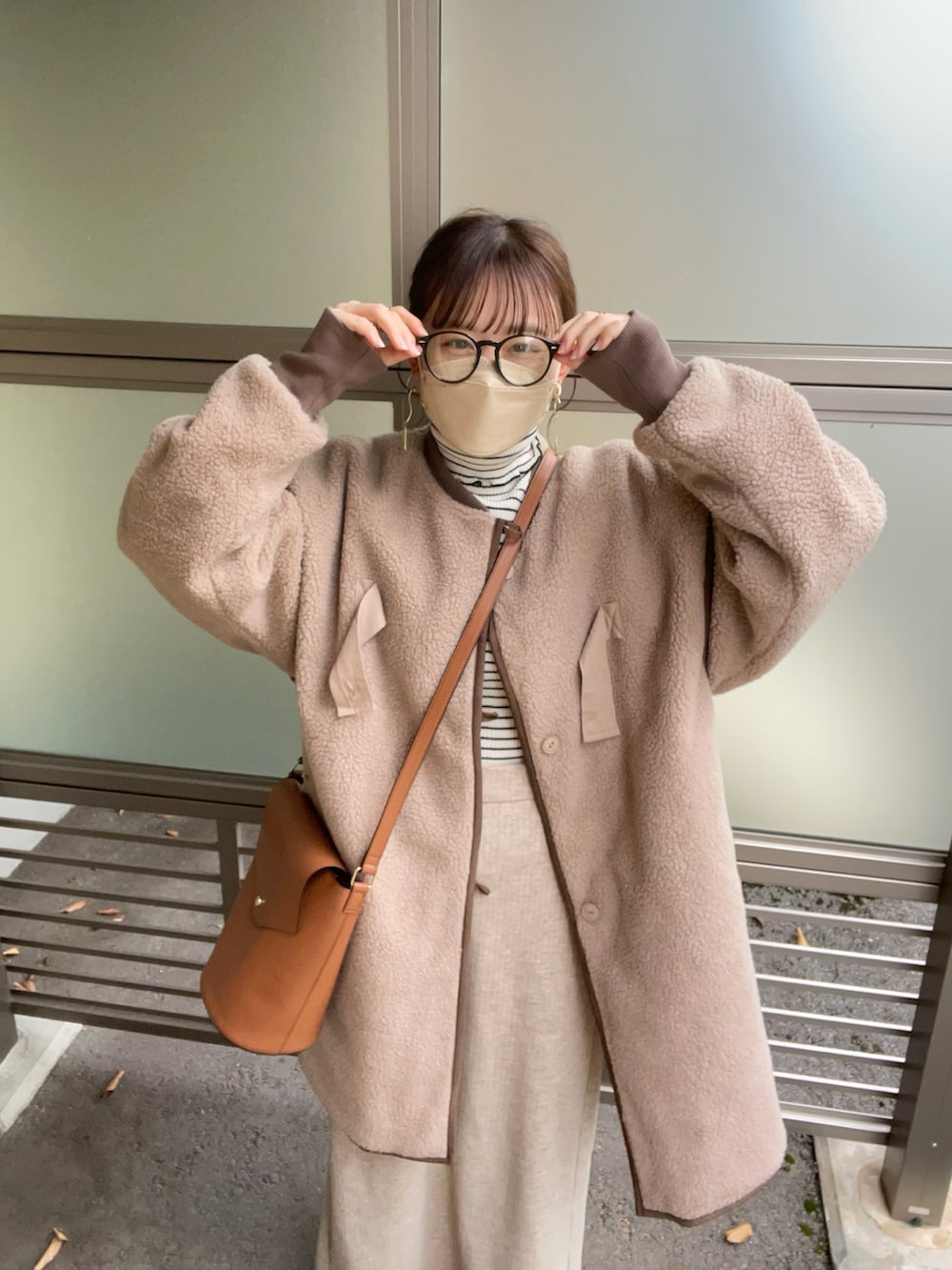 ベージュ系のその他アウター、ホワイト系のニット/セーター、ベージュ系のスカートを着用したレディースの秋コーディネートの5枚目の写真