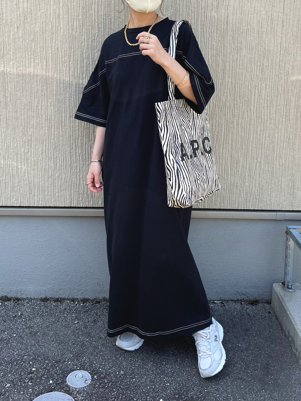ブラック系のワンピース、その他のトートバッグ、ホワイト系のスニーカーを着用したレディースの夏コーディネートの4枚目の写真