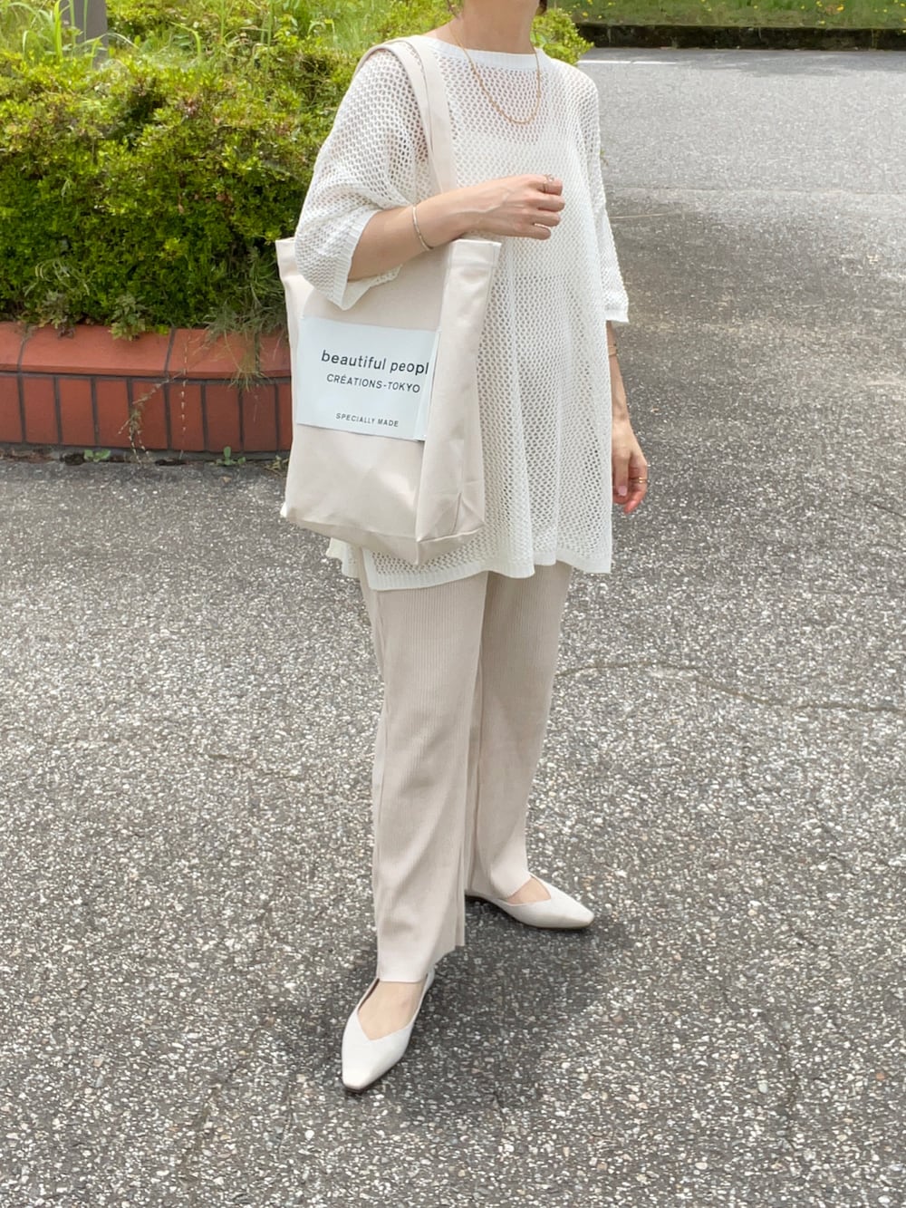 ベージュ系のその他シューズ、ホワイト系のニット/セーター、ホワイト系のキャミソールを着用したレディースの夏コーディネートの4枚目の写真