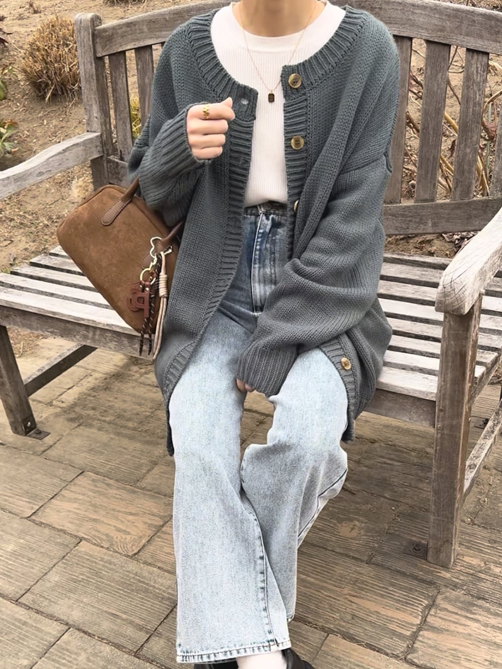 グリーン系のカーディガン/ボレロ、その他のデニムパンツ、ブラウン系のバッグを着用したレディースの春コーディネートの3枚目の写真